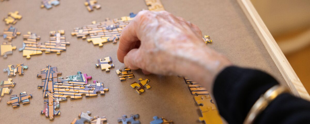 Cliënt is aan het puzzelen.