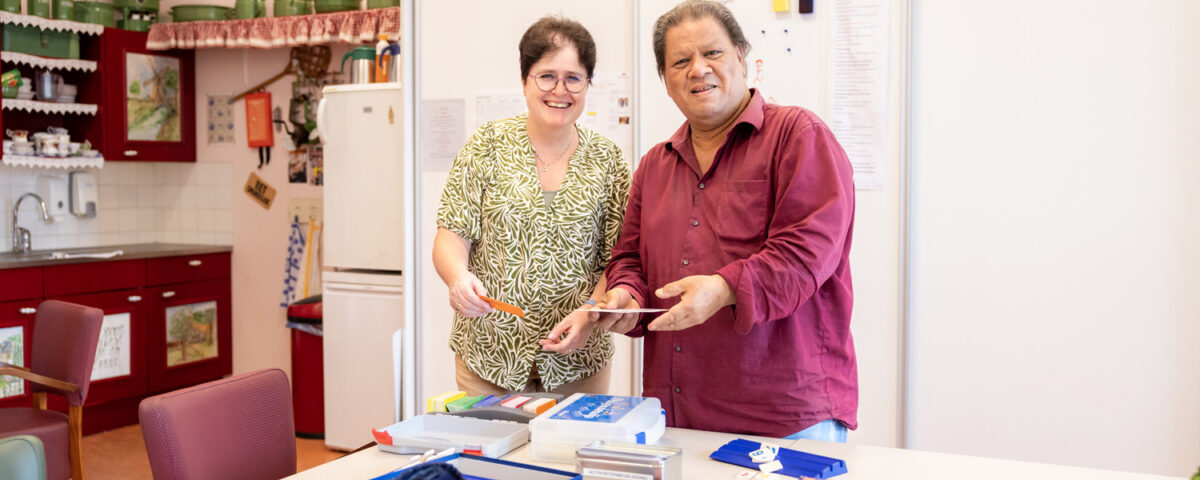 Vrijwilliger en cliënt met spelletjes
