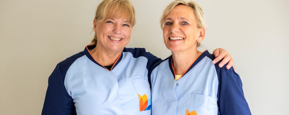 Twee vrouwen lachend in de camera.