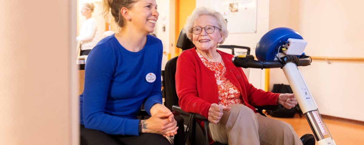 zorgmedewerker naast ouderen vrouw