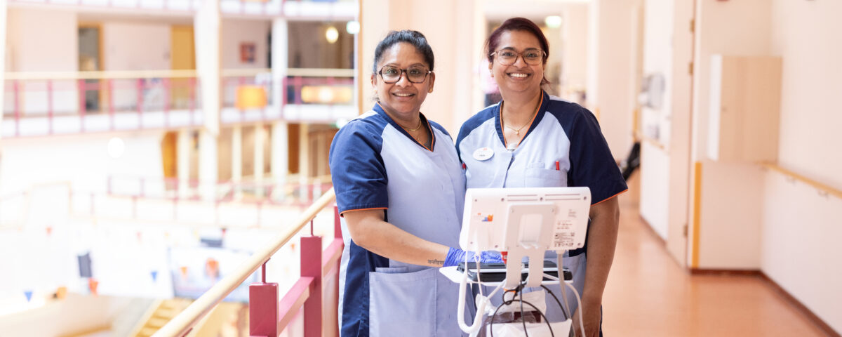 Twee collega's met de vital signs monitor.