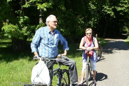 Man en vrouw op fiets