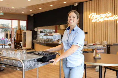 Medewerker in het restaurant.