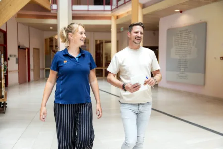 Twee lachende collega's