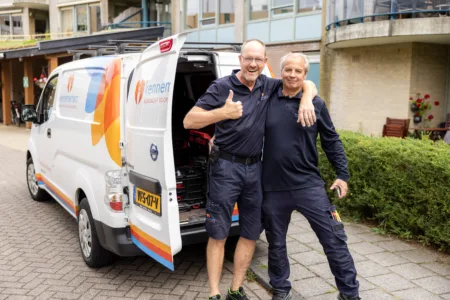 Twee collega's bij de Kennemerhart bus.