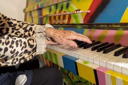 Handen bij een piano