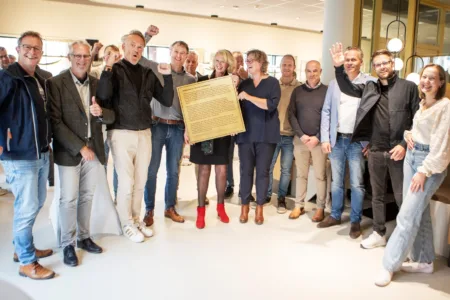 Groep blije mensen in een halve kring