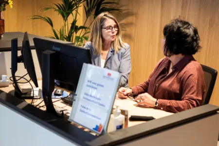 Twee receptionisten naast elkaar