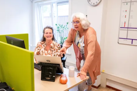 Twee vrouwen kijkend naar laptop