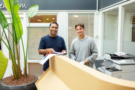 Man en jongen bij de printer