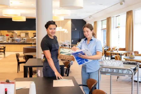 Twee medewerkers in huiskamer