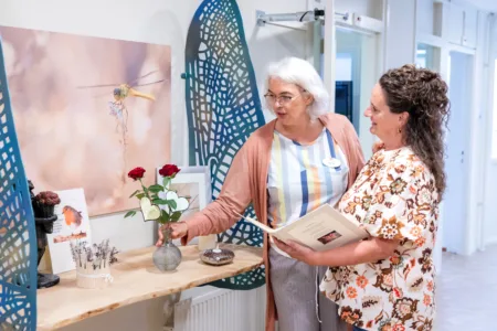 Twee dames bij een herdenktafeltje.