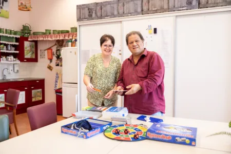 Vrijwilliger en cliënt met spelletjes